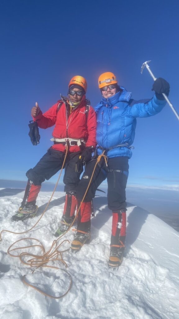 Arrivé au sommet du Huayna Potosi alpinisme de haute montagne ascension à 6000m d'altitude en Bolivie