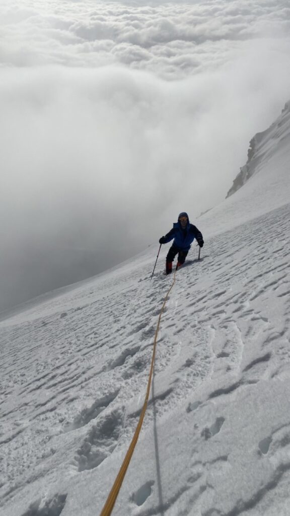 En pleine effort lors de l'ascension alpinisme encordé