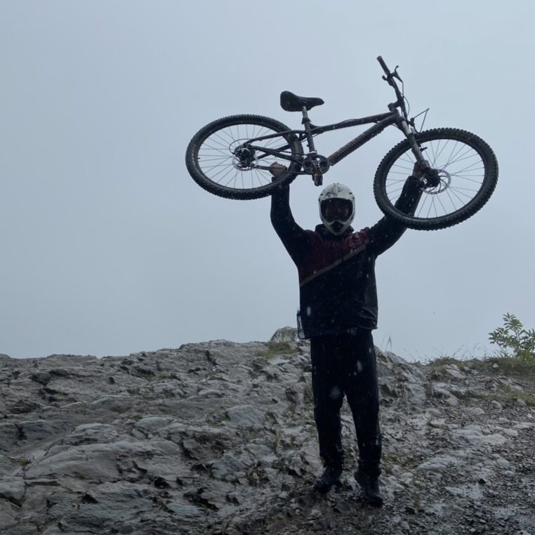 Vtt dans la brume de la route de la mort