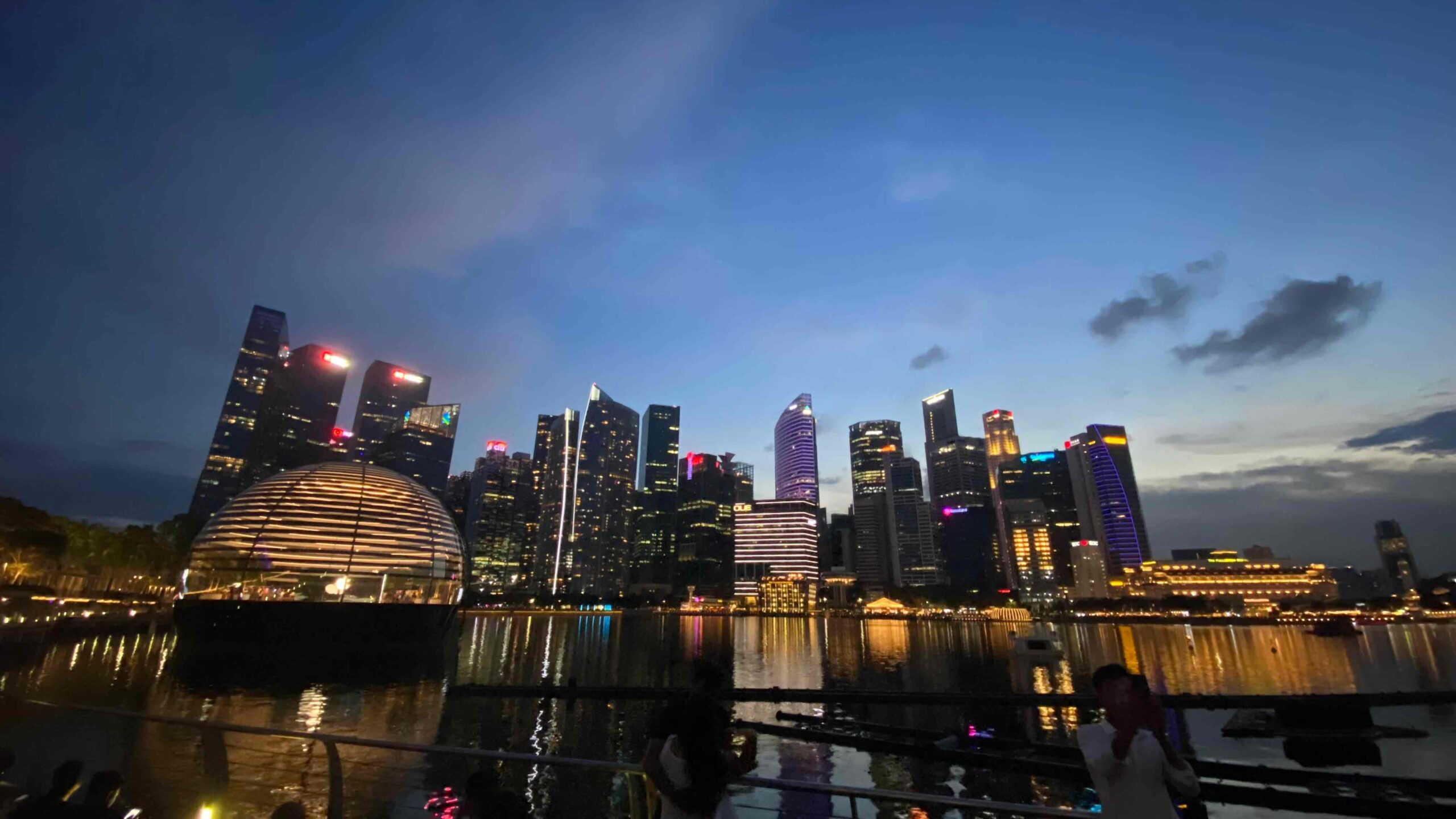 Singapour marina bay est le lieu de la ville futuriste avec une bande d'immenses immeubles gratte-ciel nightcall